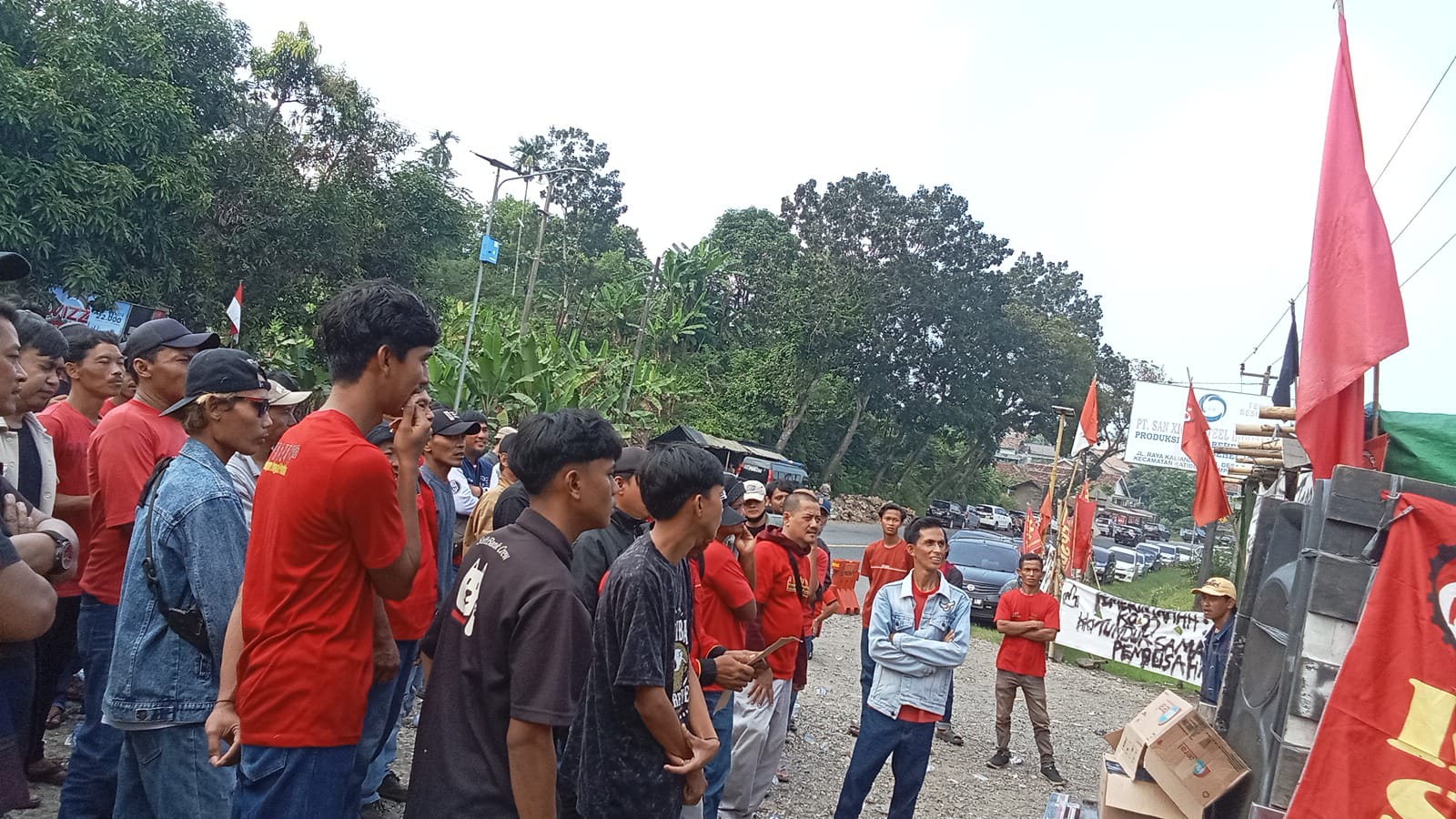 6 Bulan Tanpa Gaji, Buruh PT SXSI Unjuk Rasa