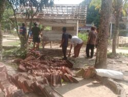 Semangat Kebersamaan Warga Desa Muara Tenang Timur, Perbaiki Poskamling RT 11