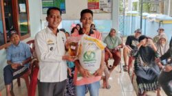 204 Keluarga Penerima Manfaat di Batu Menyan Terima Bantuan Beras dan Minyak Goreng