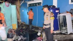 Respon Cepat! Pamapta 3 Polres Metro Jakbar Tangani Kebakaran di Jatipulo
