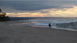 Pantai Mandiri Pesisir Barat, Menyaksikan Sunrise dan Sunset dalam Satu Lokasi