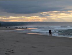 Pantai Mandiri Pesisir Barat, Menyaksikan Sunrise dan Sunset dalam Satu Lokasi