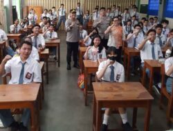 Police Goes to School: Polsek Taman Sari Tanamkan Kesadaran Hukum Sejak Dini di SMK Strada 2