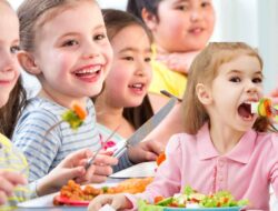 Ini Cara Melatih Anak Mau Makan Sayuran Dengan Menyenangkan