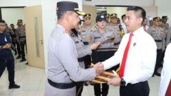 Kapolres Metro Jakarta Barat Pimpin Upacara Kenaikan Pangkat dan Penghargaan