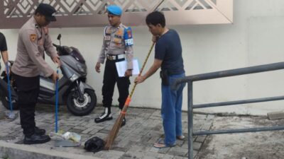 Peringati Isra Mi’raj, Polres Metro Jakarta Barat Gelar Bhakti Sosial Bersihkan Rumah Ibadah