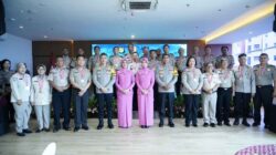 Tradisi Pedang Pora Iringi Purna Tugas Personel Polres Metro Jakarta Barat