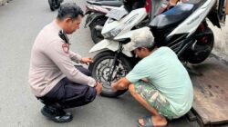 Cegah Curanmor, Bhabinkamtibmas Kota Bambu Selatan Polsek Palmerah Sosialisasikan Program Gembok Kamtibmas