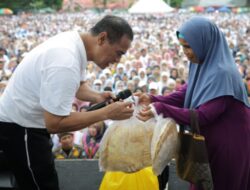 Mentan Amran Bantu Modal Rp20 Juta untuk Pedagang Kerupuk di Bone