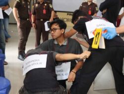 Terungkap! Rekonstruksi 22 Adegan Bongkar Kronologi Penusukan Dua Pengunjung Biliar di Pringsewu